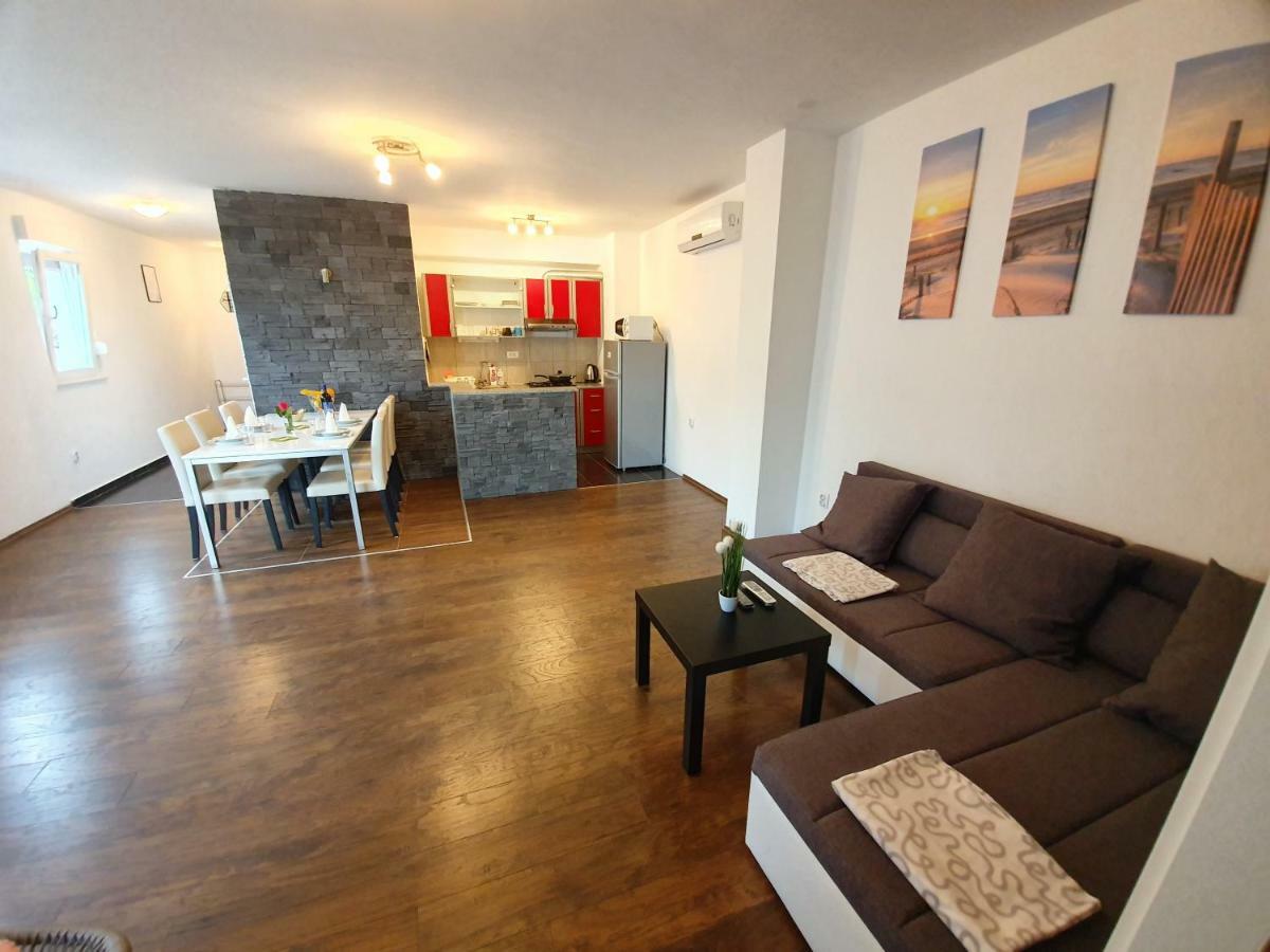 Apartments Lara Дрвеник Экстерьер фото