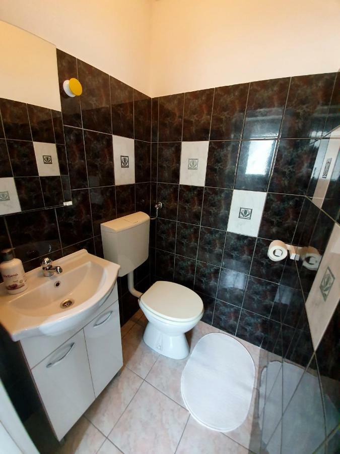 Apartments Lara Дрвеник Экстерьер фото